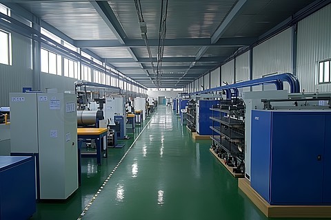 智能工厂新篇章 蓝色机械臂与精密金属加工的未来